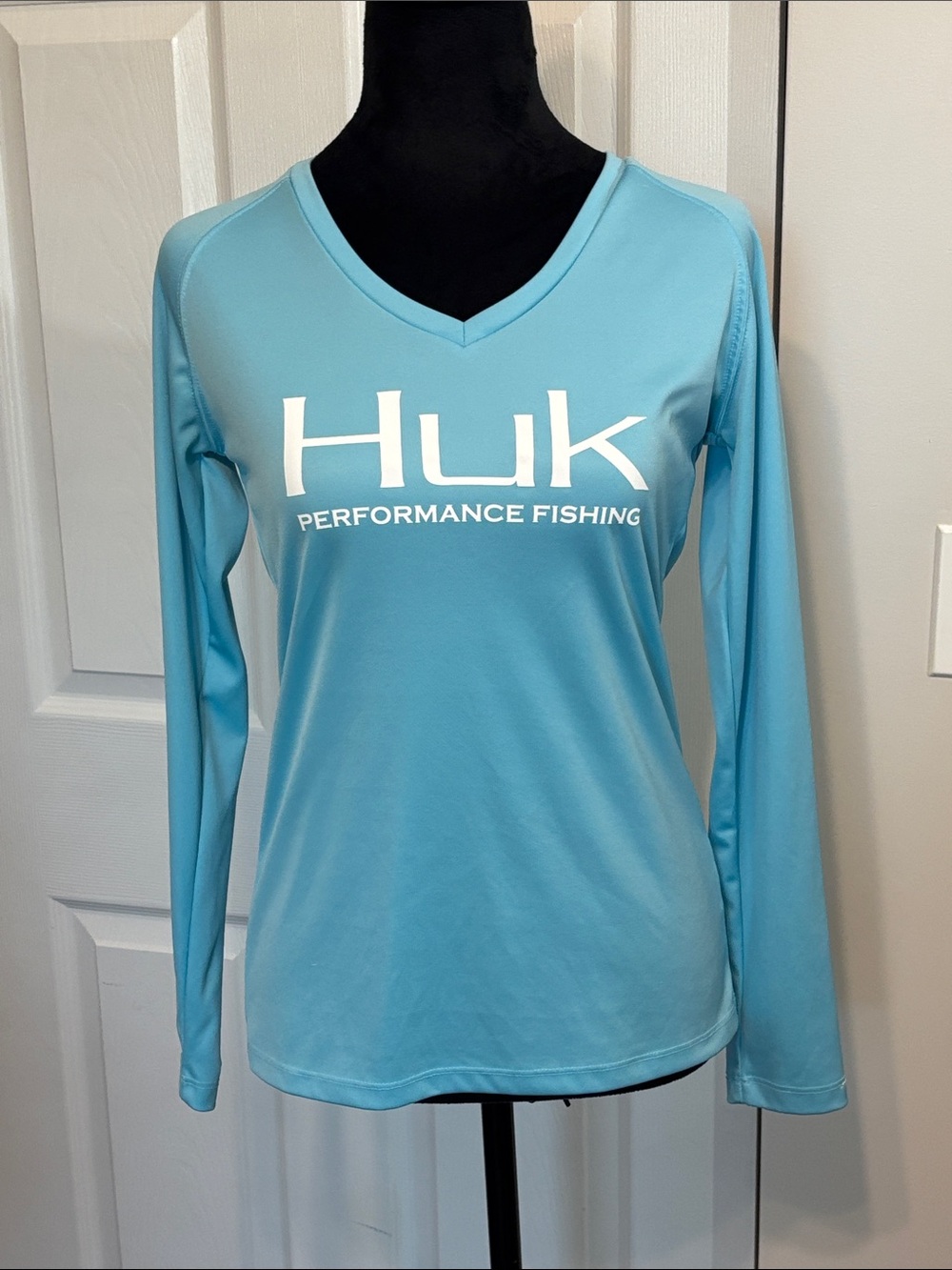 Huk Women’s Long-Sleeve V-Neck Performance Shirt Light Blue White Logo Small